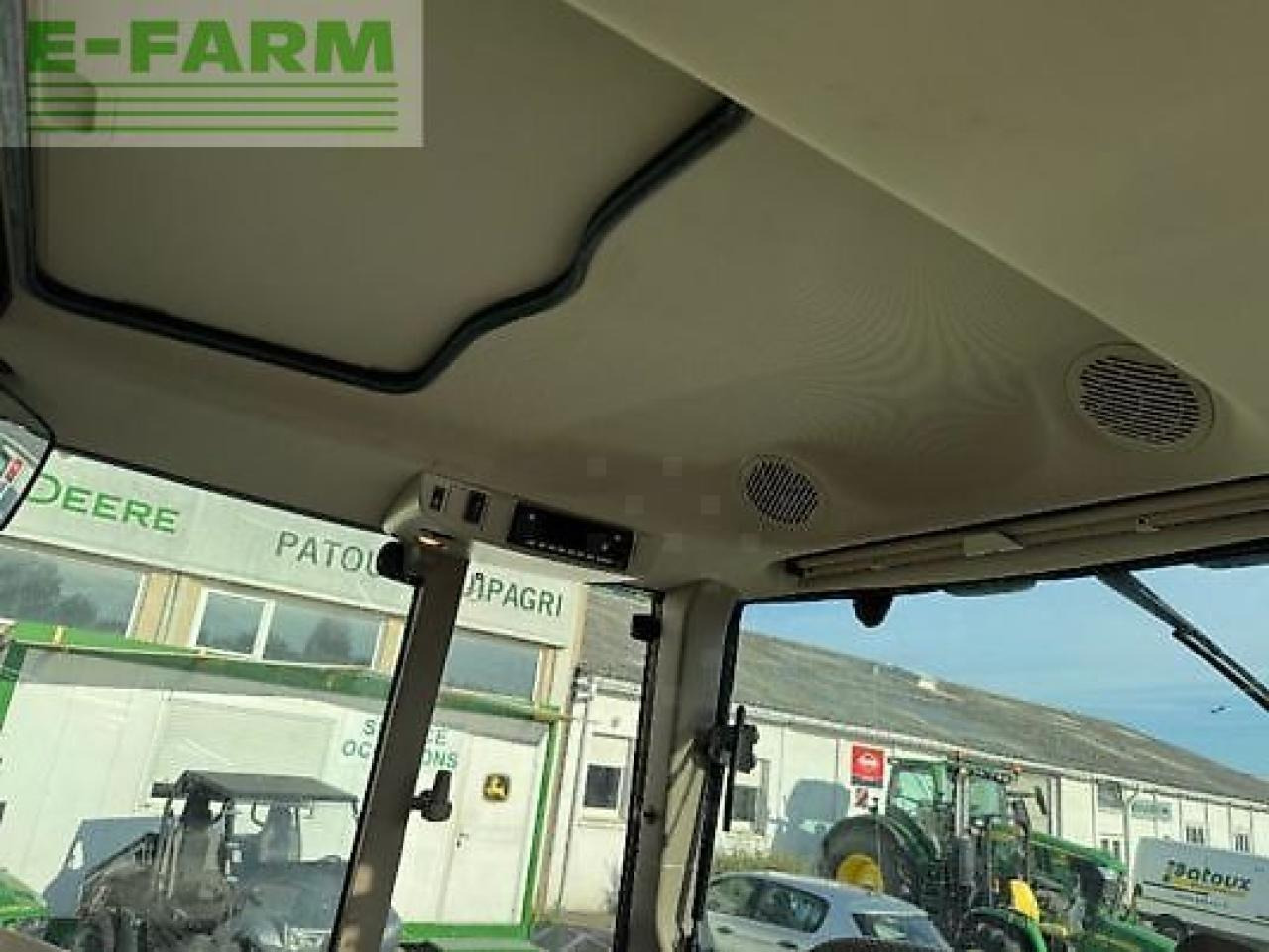 Farm tractor John Deere 6100m: picture 9