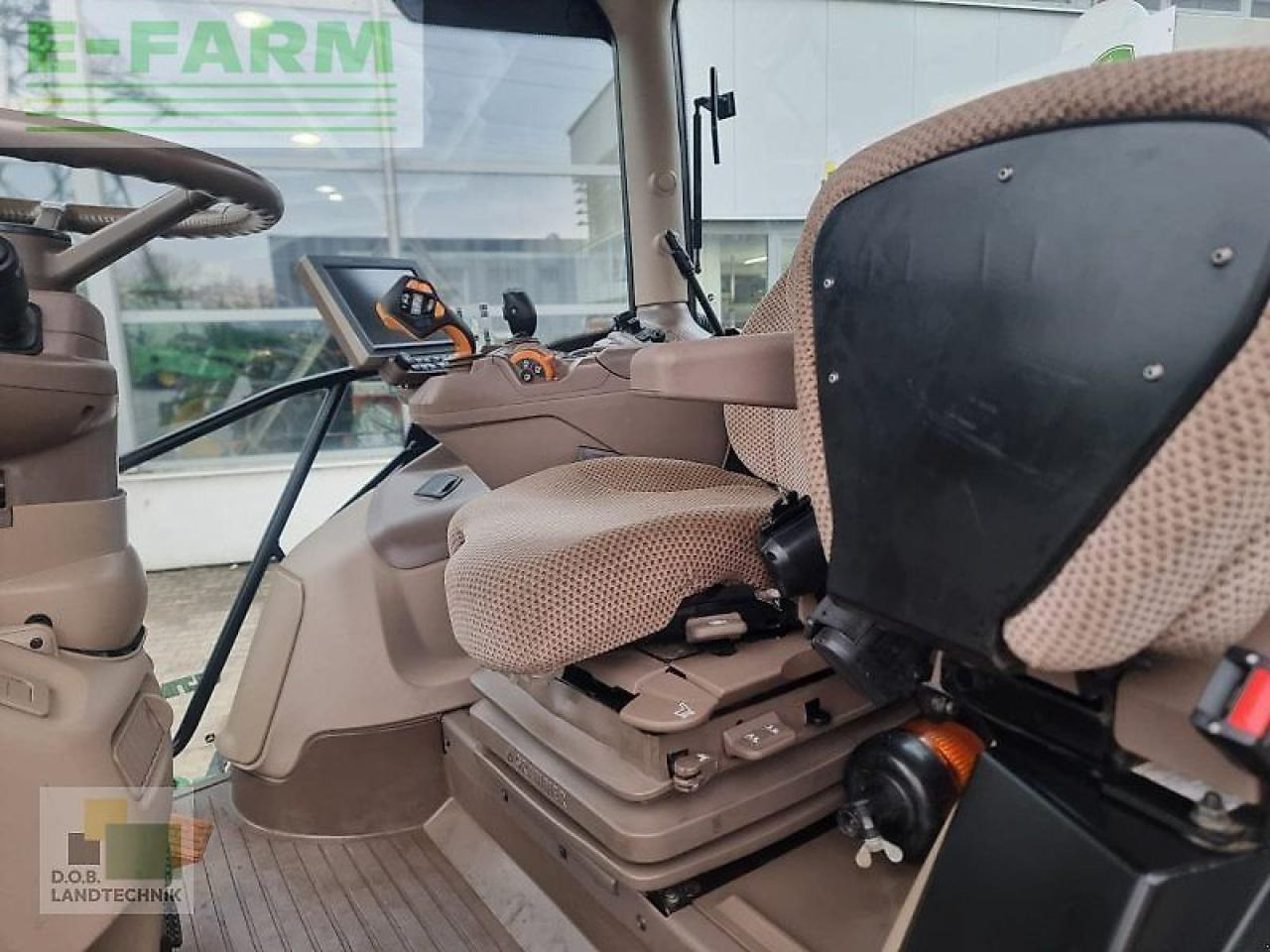 Farm tractor John Deere 6155r: picture 26