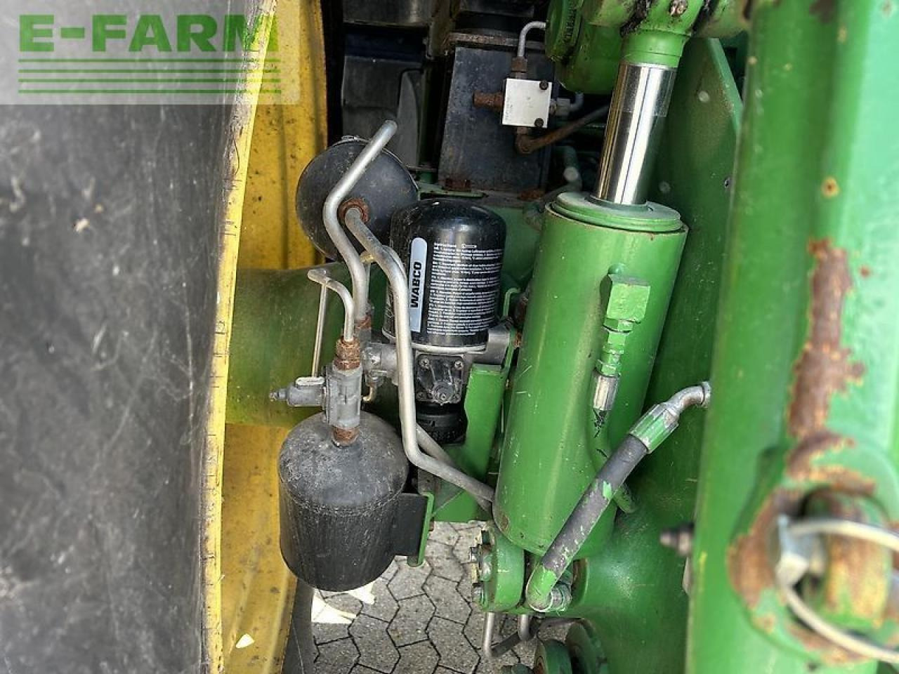 Farm tractor John Deere 8320r: picture 7