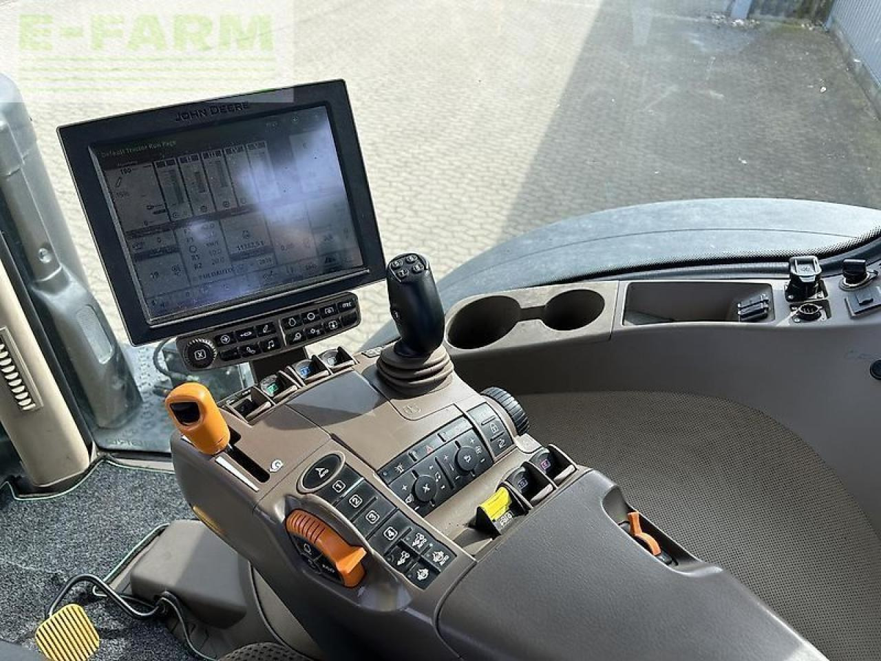 Farm tractor John Deere 8320r: picture 15