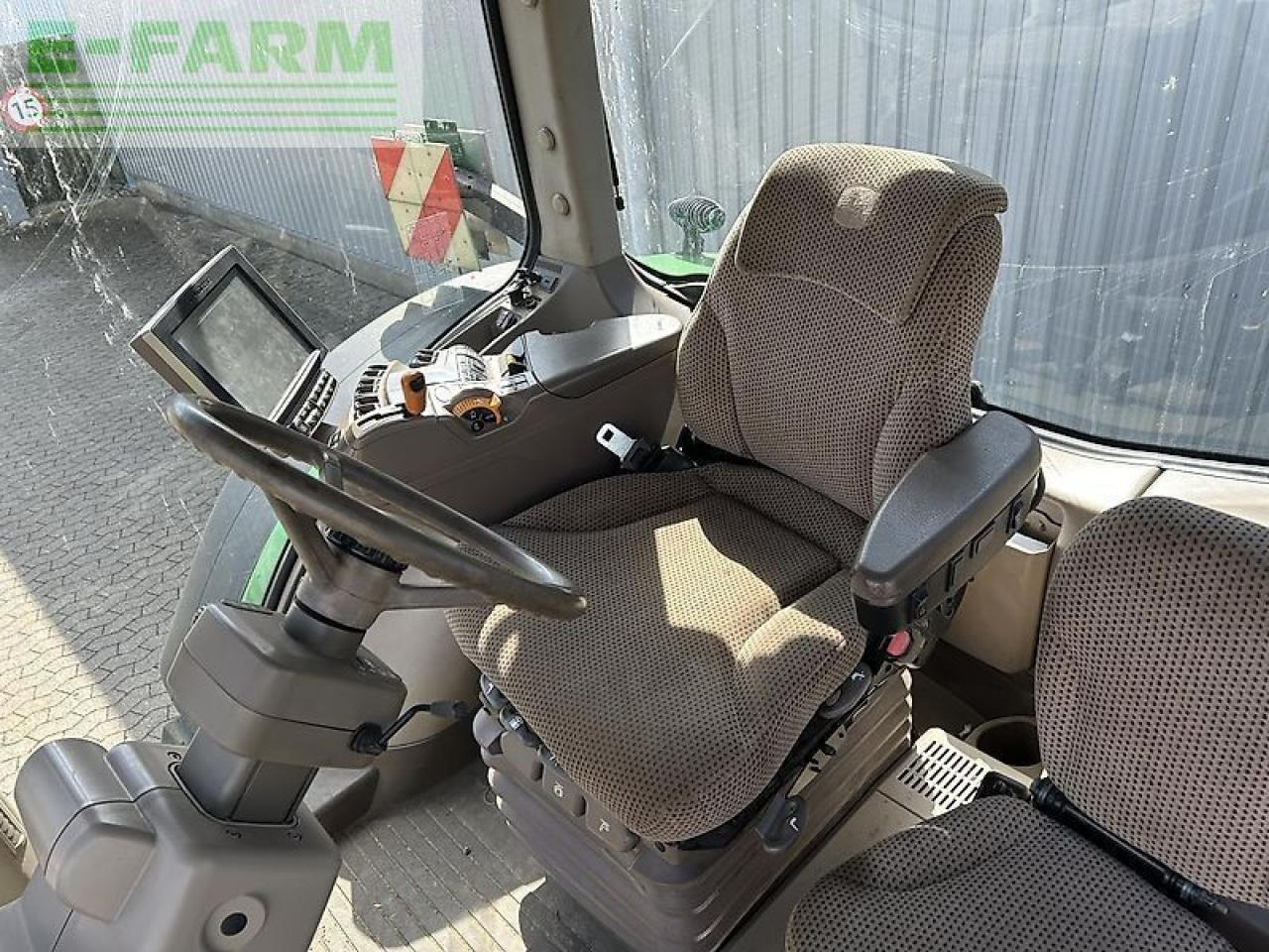 Farm tractor John Deere 8320r: picture 15