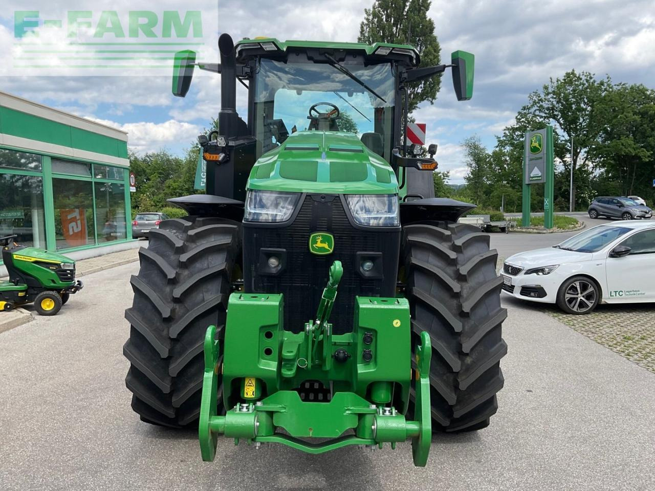 John Deere 8R340 - Farm tractor: picture 3 John Deere 8R340 - Farm tractor: picture 3