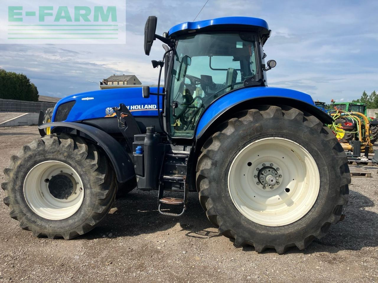 New Holland T7.220 - Farm tractor: picture 2 New Holland T7.220 - Farm tractor: picture 2