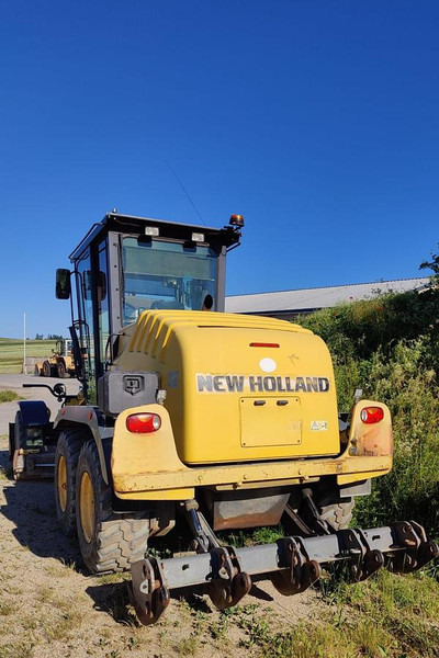 New Holland F106.6A Motorgrader - Grader: picture 3 New Holland F106.6A Motorgrader - Grader: picture 3