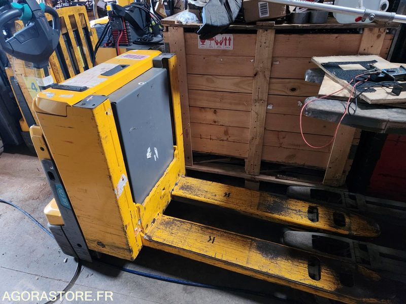 2 TRANSPALETTES ELECTRIQUE A LEVEE INITIALE 24V 150Ah CHARGEUR EMBARQUE DE 2019 - Pallet truck: picture 4 2 TRANSPALETTES ELECTRIQUE A LEVEE INITIALE 24V 150Ah CHARGEUR EMBARQUE DE 2019 - Pallet truck: picture 4