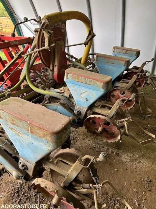 SEMOIR MONOSEM 4 RANGS - Agricultural machinery: picture 2 SEMOIR MONOSEM 4 RANGS - Agricultural machinery: picture 2