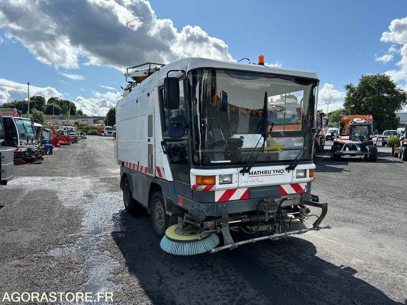 BALAYEUSE DE VOIRIE - MATHIEU RAVO C 540 - 2005 - 16 210 H - Road sweeper: picture 2 BALAYEUSE DE VOIRIE - MATHIEU RAVO C 540 - 2005 - 16 210 H - Road sweeper: picture 2