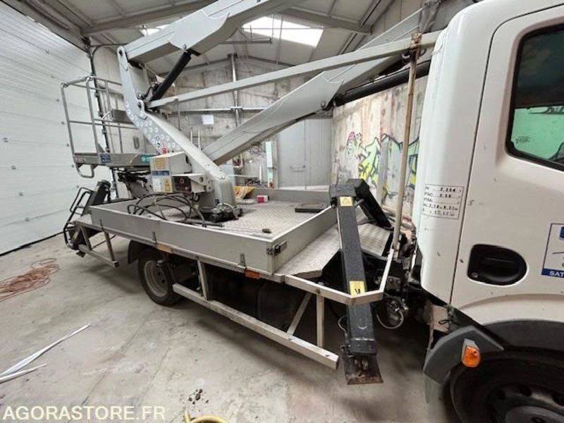 CAMION NACELLE NISSAN IMER P 23 AS 11 2013 20 000 KM - Truck mounted aerial platform: picture 5 CAMION NACELLE NISSAN IMER P 23 AS 11 2013 20 000 KM - Truck mounted aerial platform: picture 5
