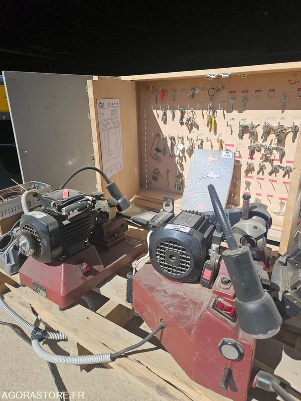 LOT MACHINES REPRODUCTION DE CLES - Tool/ Equipment: picture 1 LOT MACHINES REPRODUCTION DE CLES - Tool/ Equipment: picture 1