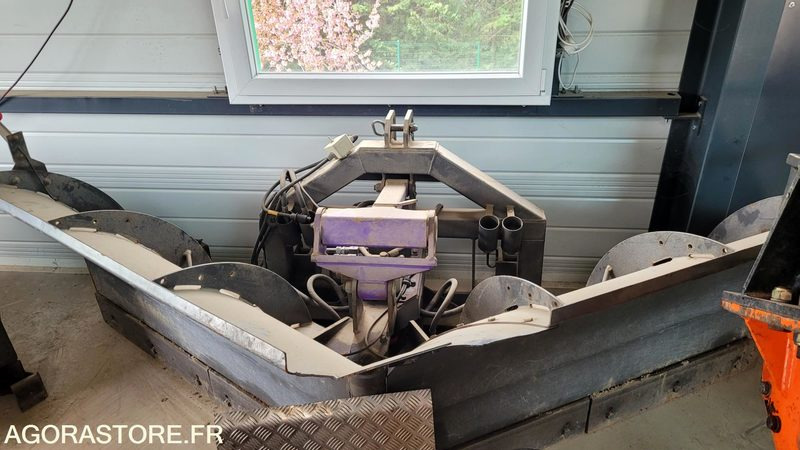 Lame de déneigement - Tool/ Equipment: picture 1 Lame de déneigement - Tool/ Equipment: picture 1