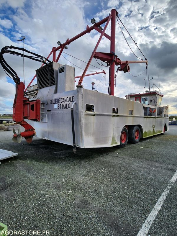 BATEAU A MOTEUR AMPHIBIE - LA BELLE DE CANCALE - Other machinery: picture 5 BATEAU A MOTEUR AMPHIBIE - LA BELLE DE CANCALE - Other machinery: picture 5