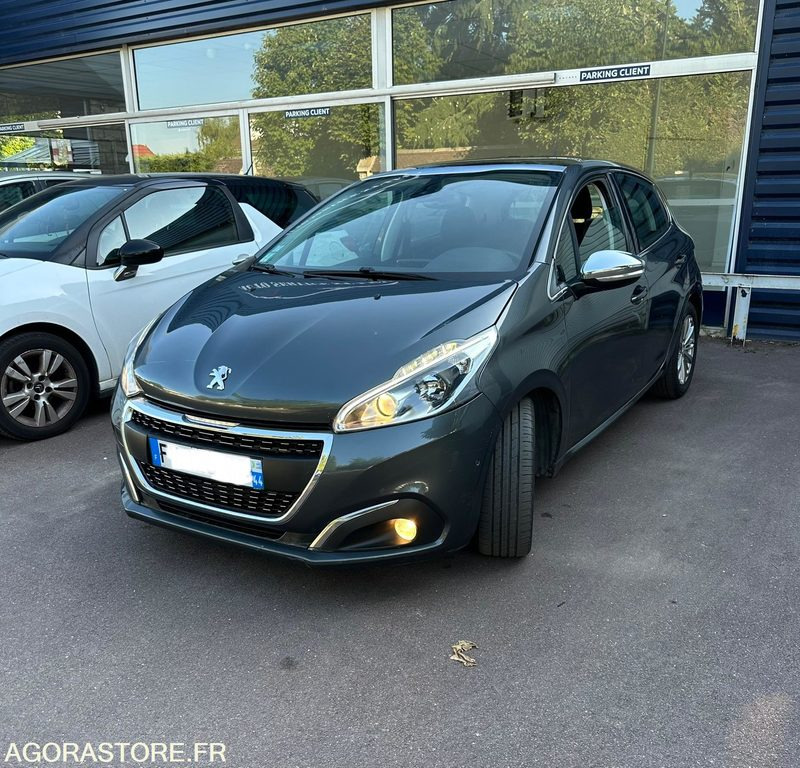 Peugeot 208 1.6 blue, HDI - Car: picture 2 Peugeot 208 1.6 blue, HDI - Car: picture 2