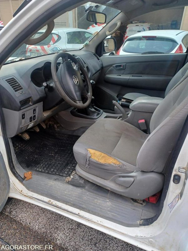 Toyota Hilux - 2011 - 251000kms - BW-176-BN - Pickup truck: picture 3 Toyota Hilux - 2011 - 251000kms - BW-176-BN - Pickup truck: picture 3