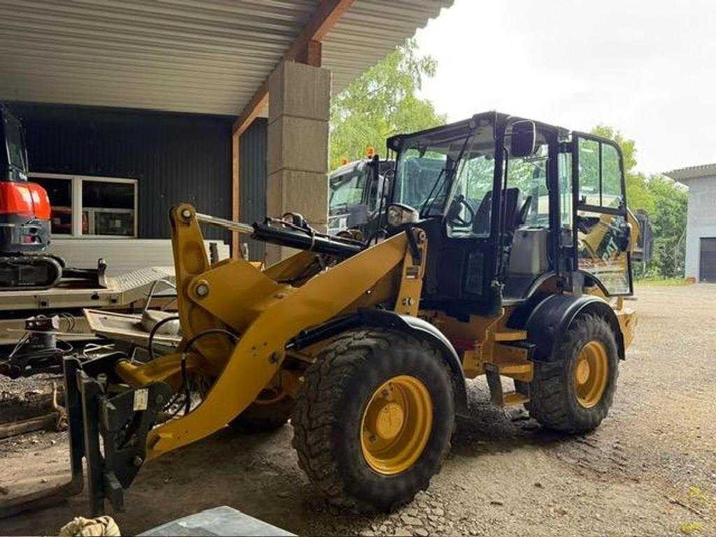 Wheel loader CAT 908M: picture 1