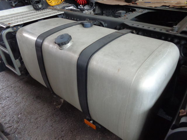 Mercedes-Benz aluminum with brackets - Fuel tank for Truck: picture 3 Mercedes-Benz aluminum with brackets - Fuel tank for Truck: picture 3