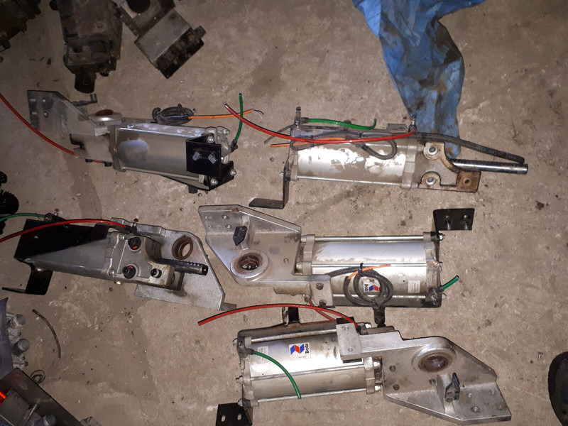 Neoplan BODE цилиндр закрытия - Hydraulic cylinder: picture 1 Neoplan BODE цилиндр закрытия - Hydraulic cylinder: picture 1