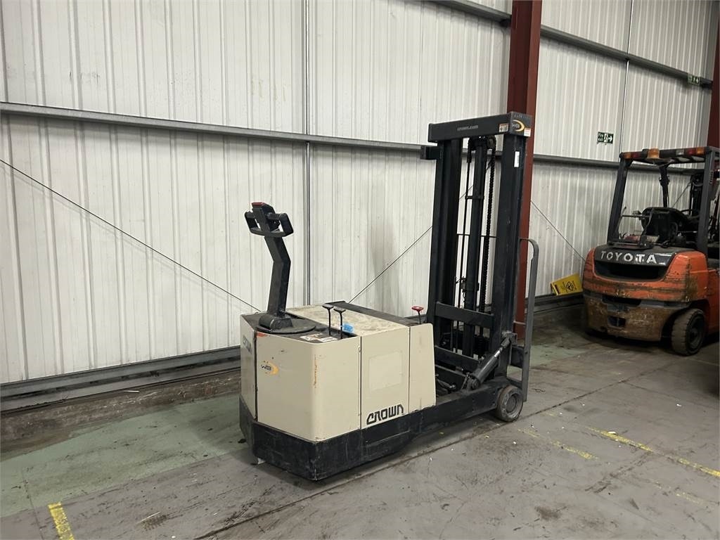 Crown 40WBTL - Pallet truck: picture 3 Crown 40WBTL - Pallet truck: picture 3