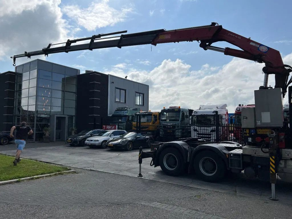 DAF XF 105.460 6X4 EURO 5 + HMF 4220 K6 + REMOTE CON - Crane truck, Tractor unit: picture 2 DAF XF 105.460 6X4 EURO 5 + HMF 4220 K6 + REMOTE CON - Crane truck, Tractor unit: picture 2
