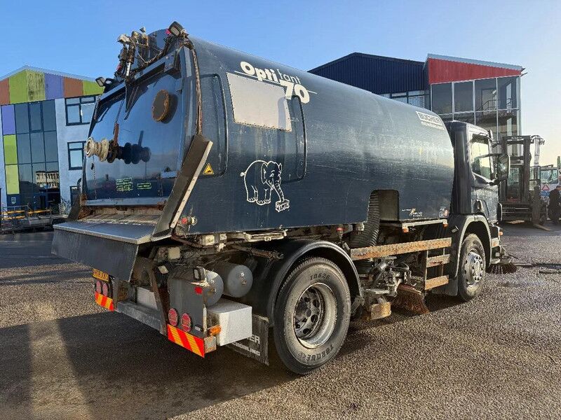 Scania P94-220 4X2 SWEEPER / VEEGMACHINE - Road sweeper: picture 4 Scania P94-220 4X2 SWEEPER / VEEGMACHINE - Road sweeper: picture 4