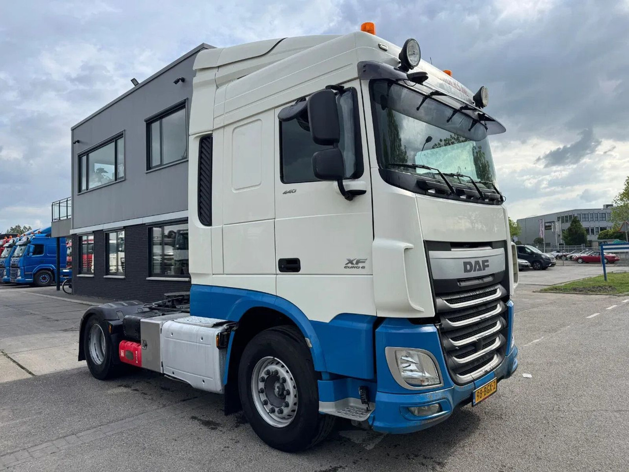DAF XF 440 4X2 EURO 6 SPOILERS HOLLAND TRUCK - Tractor unit: picture 3 DAF XF 440 4X2 EURO 6 SPOILERS HOLLAND TRUCK - Tractor unit: picture 3