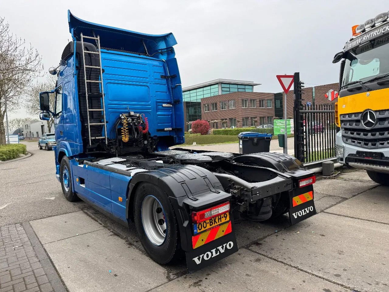 Tractor unit Volvo FM 370 4X2 EURO 6 SKIRTS TÜV TILL 10-2025: picture 6