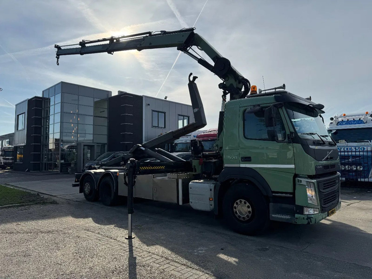 Volvo FM 370 6X2 VDL 21T + HIAB 211 + REMOTE CONTROL - Hook lift truck, Crane truck: picture 2 Volvo FM 370 6X2 VDL 21T + HIAB 211 + REMOTE CONTROL - Hook lift truck, Crane truck: picture 2