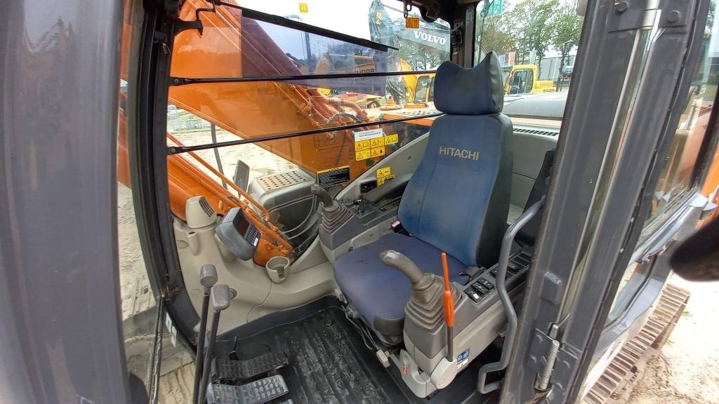 Crawler excavator Hitachi ZX 210 LC-3: picture 12