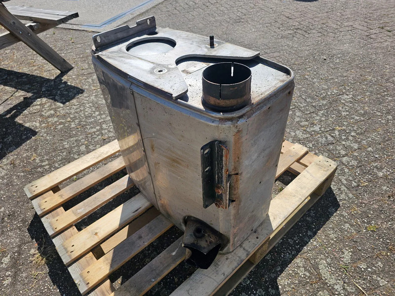 MAN Eind demper - 81.151036037 - Fuel tank for Truck: picture 4 MAN Eind demper - 81.151036037 - Fuel tank for Truck: picture 4