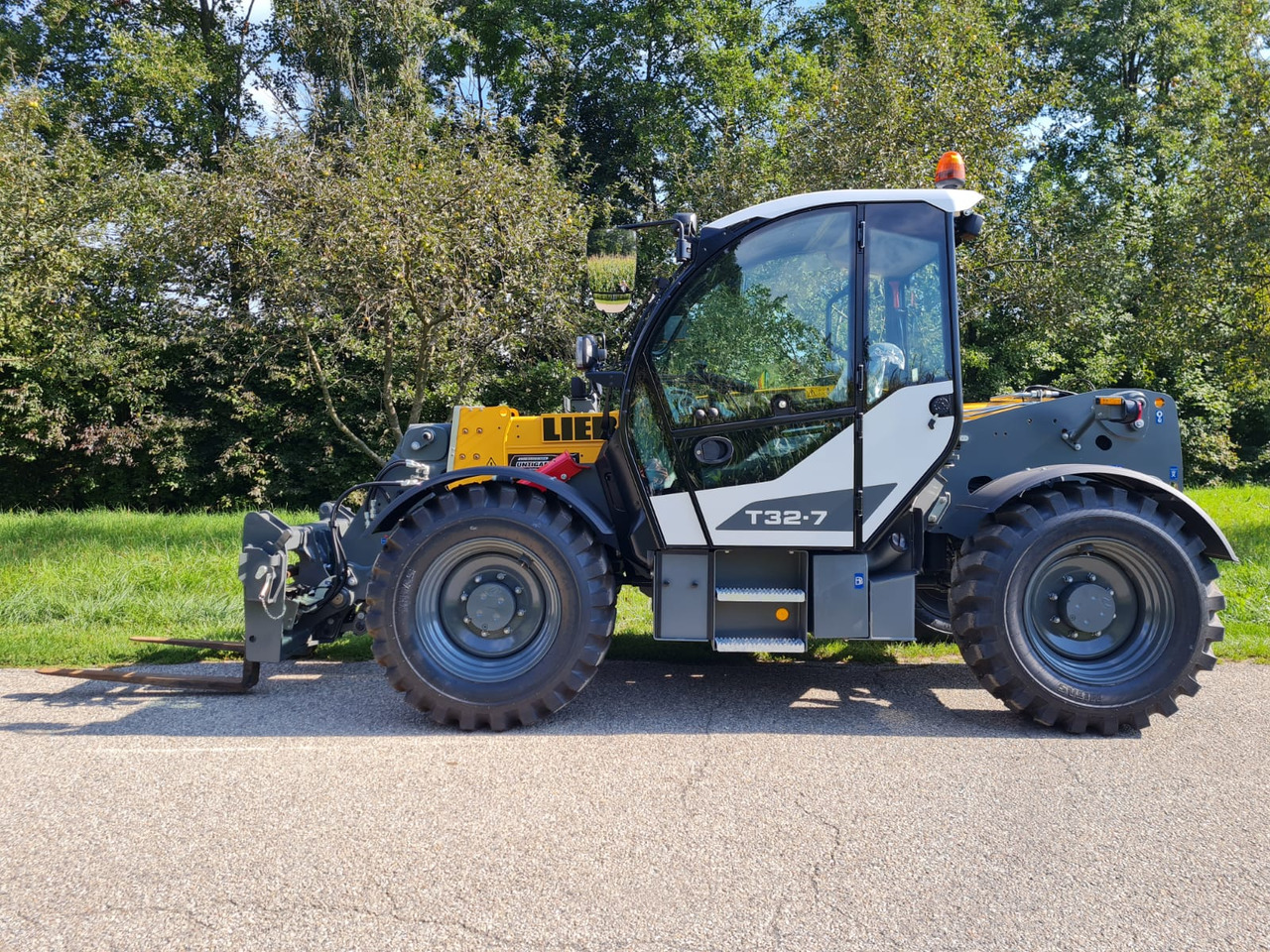 LIEBHERR T 32-7 - Telescopic handler: picture 1 LIEBHERR T 32-7 - Telescopic handler: picture 1