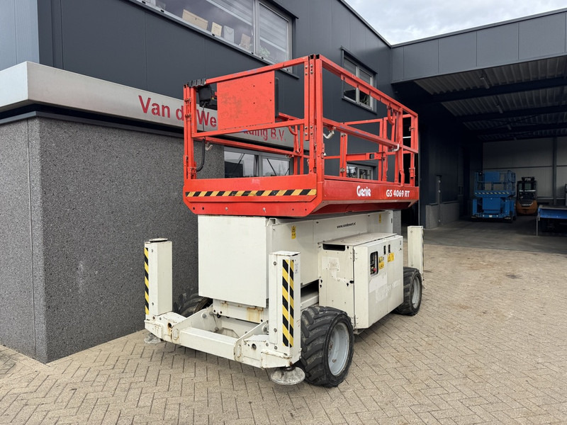 Genie GS 4069 RT  Hoogwerker / Arbeitsbuhne 14mtr werkhoogte 4x4 Kubota DIESEL 2014 - Scissor lift: picture 3 Genie GS 4069 RT  Hoogwerker / Arbeitsbuhne 14mtr werkhoogte 4x4 Kubota DIESEL 2014 - Scissor lift: picture 3