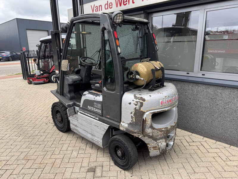 Nissan UD02A25PQ Triplo 430 Freelift/Sideshift LPG 2006 - LPG forklift: picture 5 Nissan UD02A25PQ Triplo 430 Freelift/Sideshift LPG 2006 - LPG forklift: picture 5