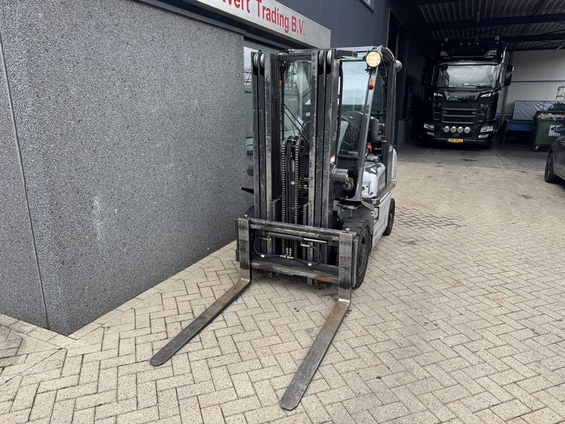 Nissan UD02A25PQ Triplo 430 Freelift/Sideshift LPG 2006 - LPG forklift: picture 4 Nissan UD02A25PQ Triplo 430 Freelift/Sideshift LPG 2006 - LPG forklift: picture 4