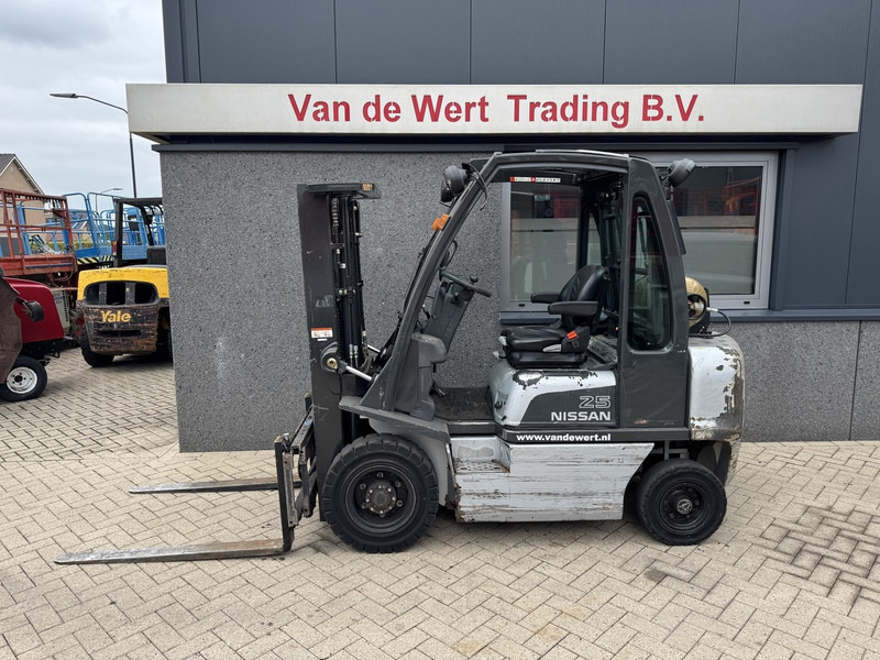 Nissan UD02A25PQ Triplo 430 Freelift/Sideshift LPG 2006 - LPG forklift: picture 1 Nissan UD02A25PQ Triplo 430 Freelift/Sideshift LPG 2006 - LPG forklift: picture 1