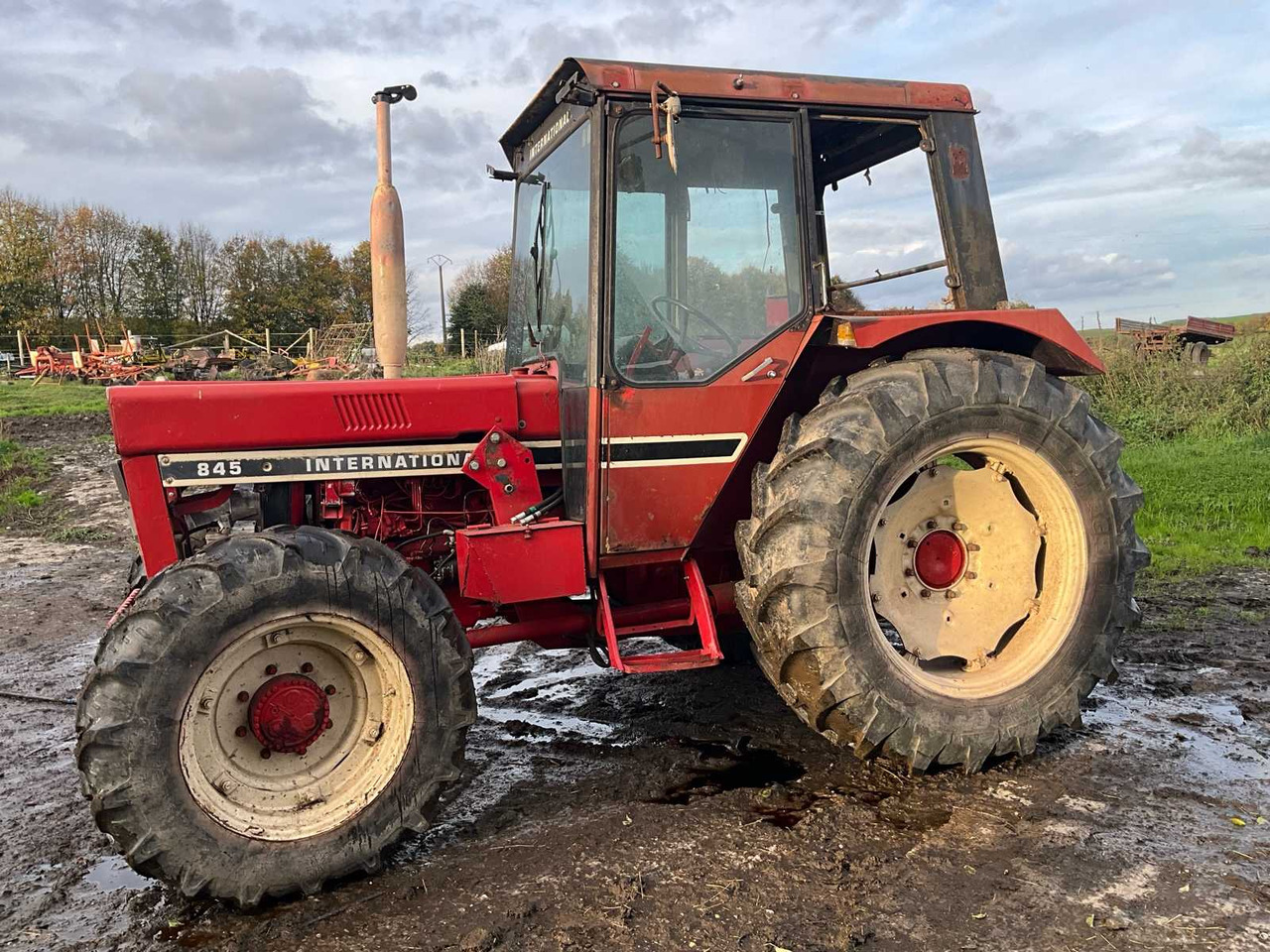 1980 INTERNATIONAL 845 + FRONT LOADER + ACCESSORIES - Farm tractor: picture 2 1980 INTERNATIONAL 845 + FRONT LOADER + ACCESSORIES - Farm tractor: picture 2