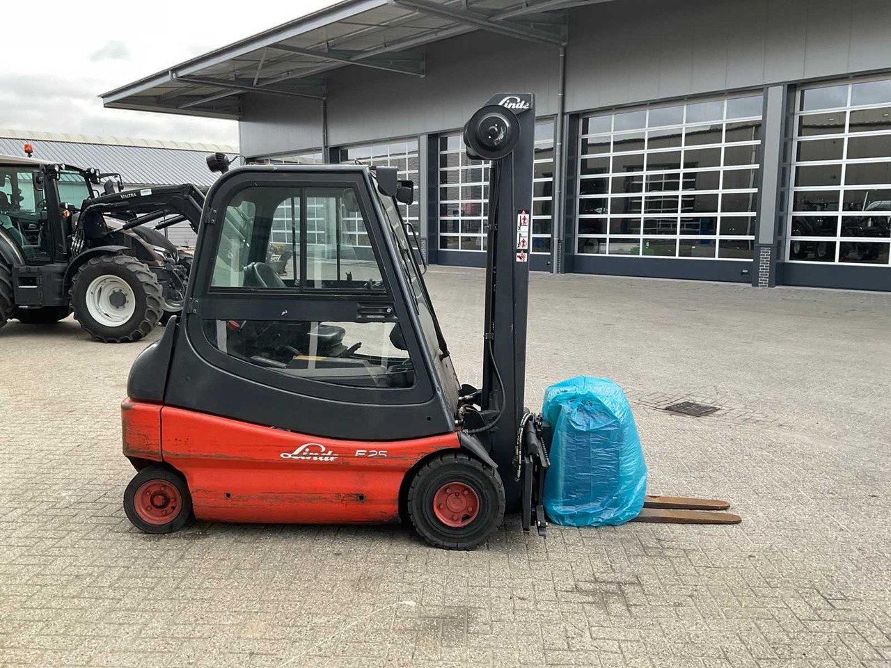2004 LINDE E25-02 FORKLIFT - Forklift: picture 4 2004 LINDE E25-02 FORKLIFT - Forklift: picture 4