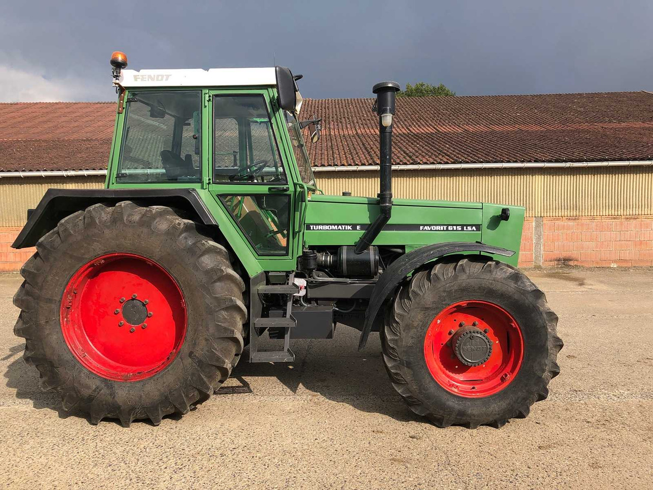 Fendt favorit 615 lsa turbomatik e - Farm tractor: picture 2 Fendt favorit 615 lsa turbomatik e - Farm tractor: picture 2
