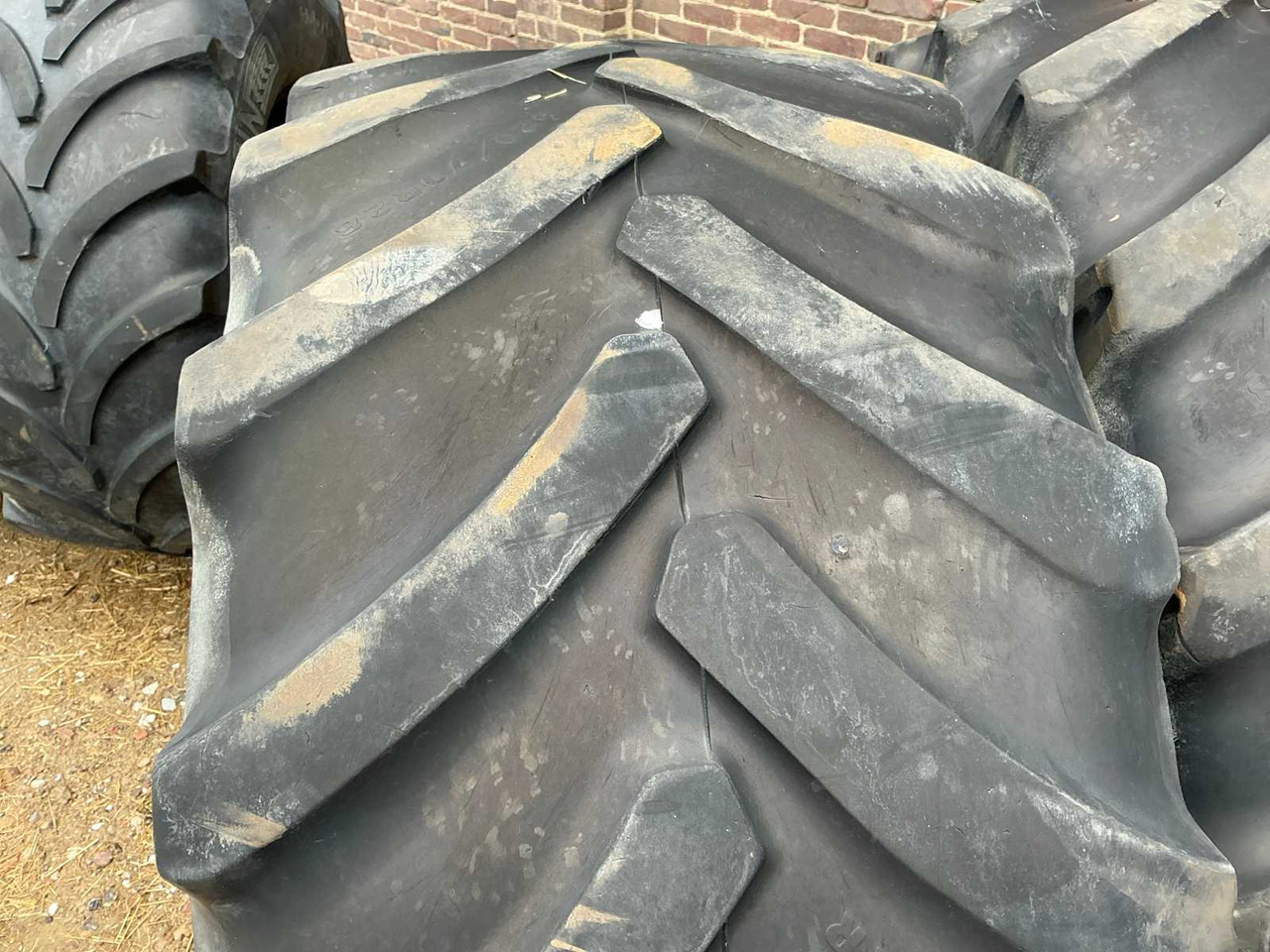 Goodyear Optitrac DT 824 - Wheels and tires for Farm tractor: picture 4 Goodyear Optitrac DT 824 - Wheels and tires for Farm tractor: picture 4