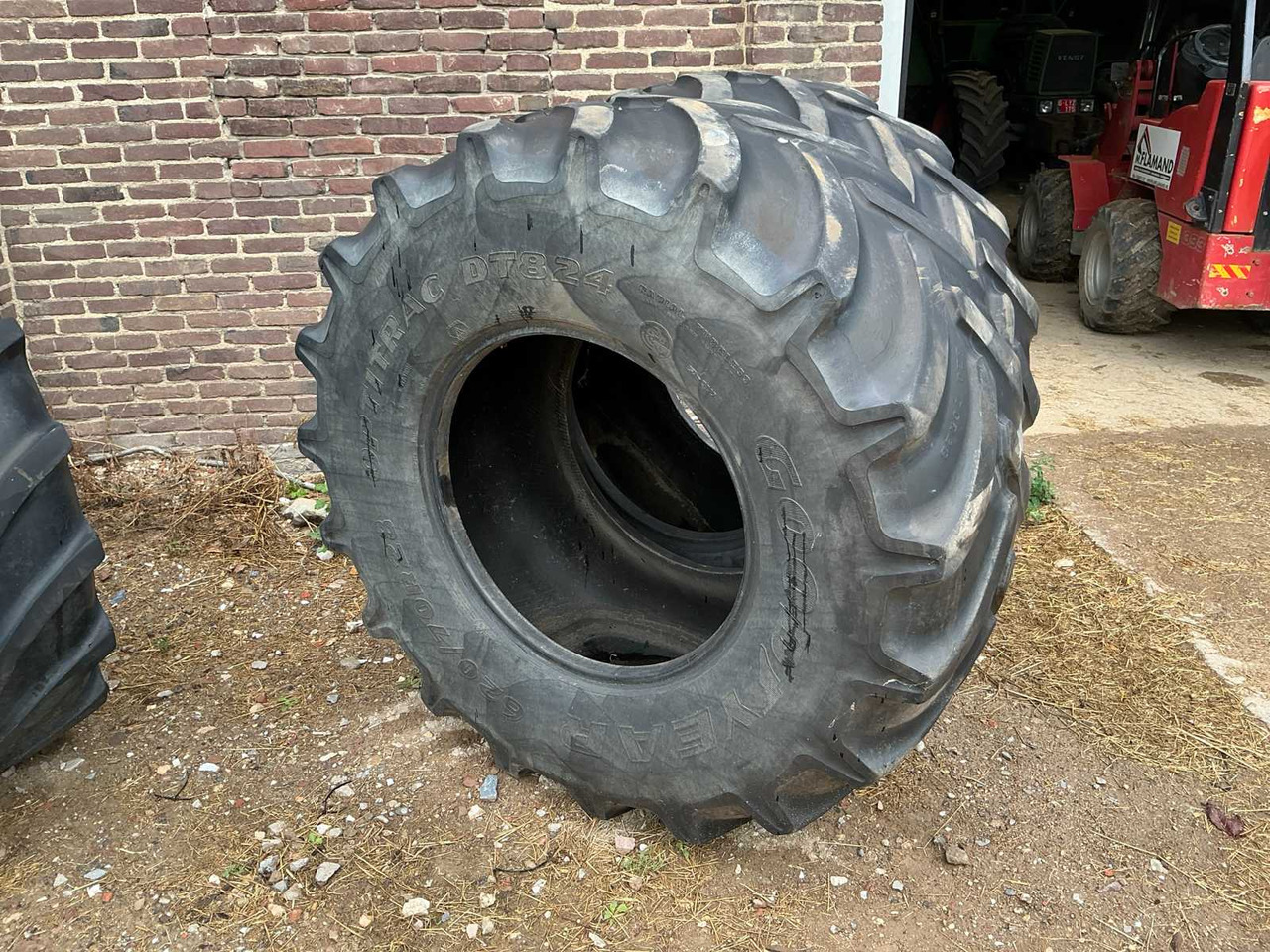 Goodyear Optitrac DT 824 - Wheels and tires for Farm tractor: picture 3 Goodyear Optitrac DT 824 - Wheels and tires for Farm tractor: picture 3