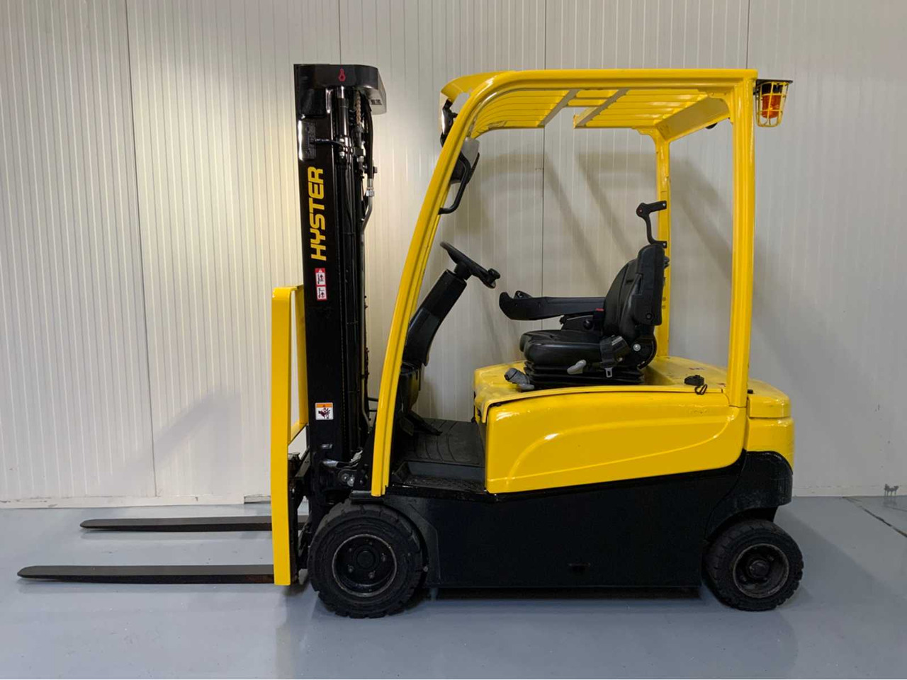 HYSTER - 2018 - J1.8XN - FORKLIFT, TRIPLEX, BLUESPOT, LED LIGHTING - Forklift: picture 2 HYSTER - 2018 - J1.8XN - FORKLIFT, TRIPLEX, BLUESPOT, LED LIGHTING - Forklift: picture 2