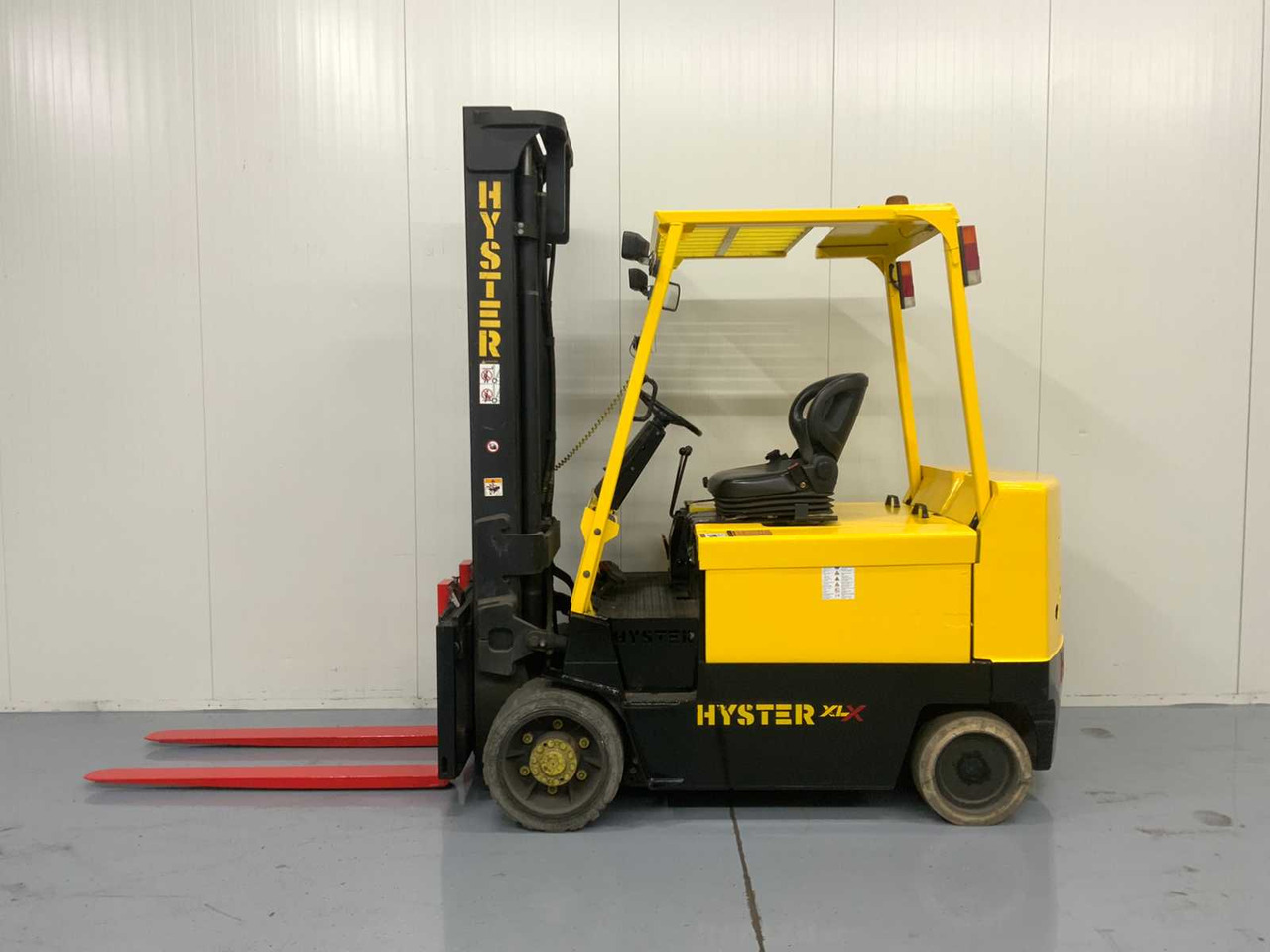 HYSTER - E4.50XLS - FORKLIFT, BATTERY CHARGER, SIDE SHIFT - Forklift: picture 2 HYSTER - E4.50XLS - FORKLIFT, BATTERY CHARGER, SIDE SHIFT - Forklift: picture 2
