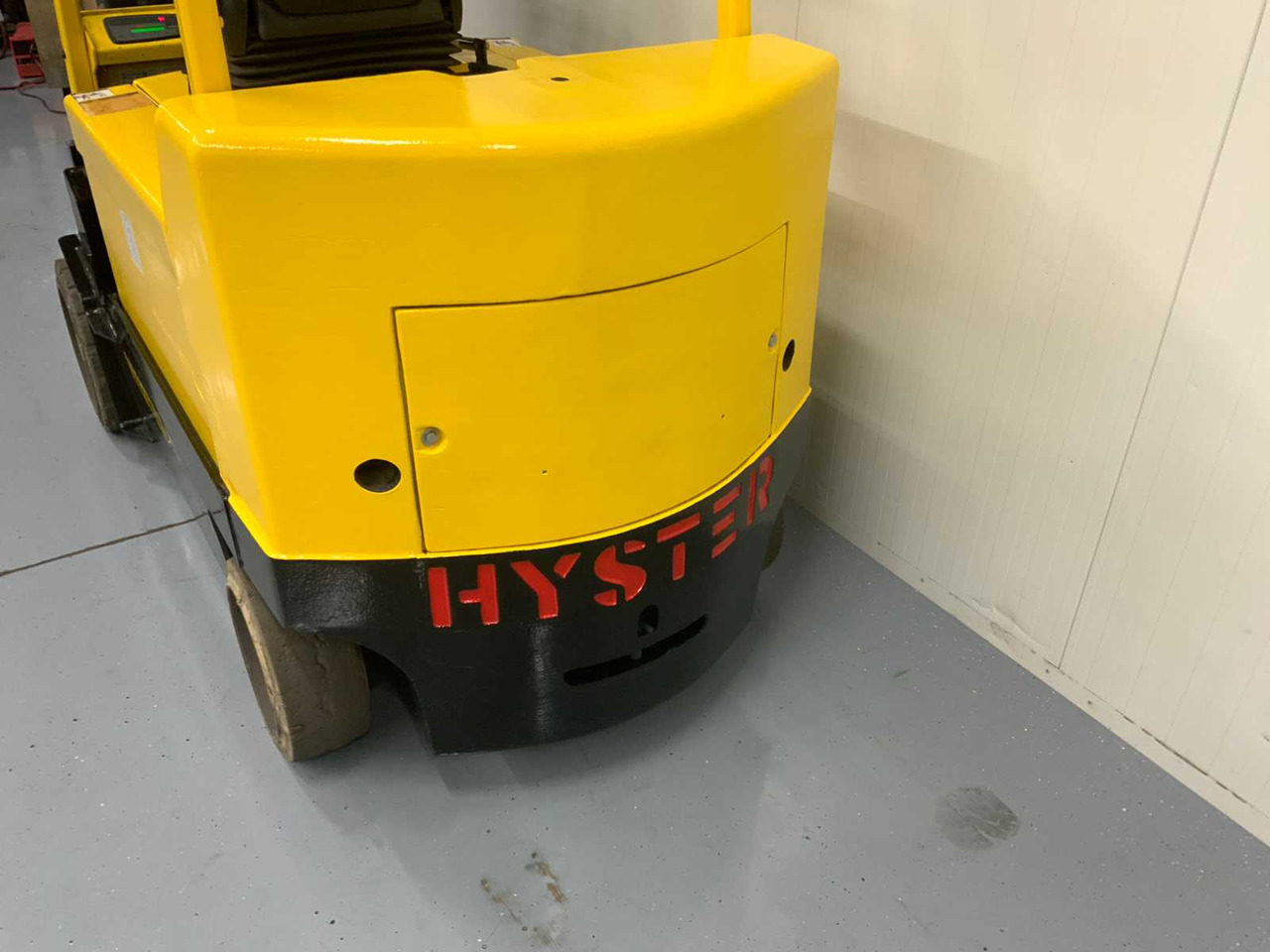 HYSTER - E4.50XLS - FORKLIFT, BATTERY CHARGER, SIDE SHIFT - Forklift: picture 5 HYSTER - E4.50XLS - FORKLIFT, BATTERY CHARGER, SIDE SHIFT - Forklift: picture 5