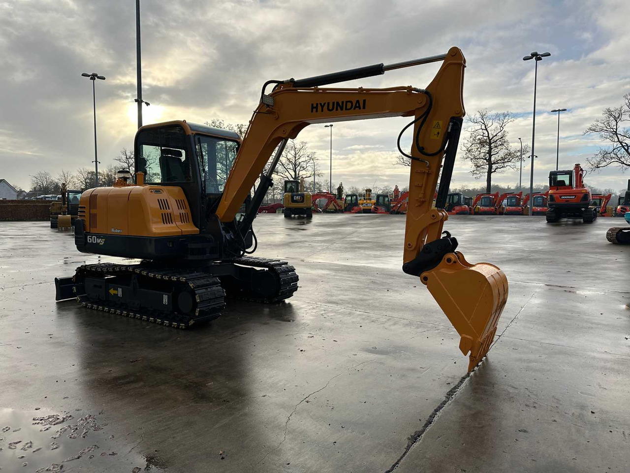 HYUNDAI - 2017 - R60V - MIDI EXCAVATOR - Excavator: picture 3 HYUNDAI - 2017 - R60V - MIDI EXCAVATOR - Excavator: picture 3