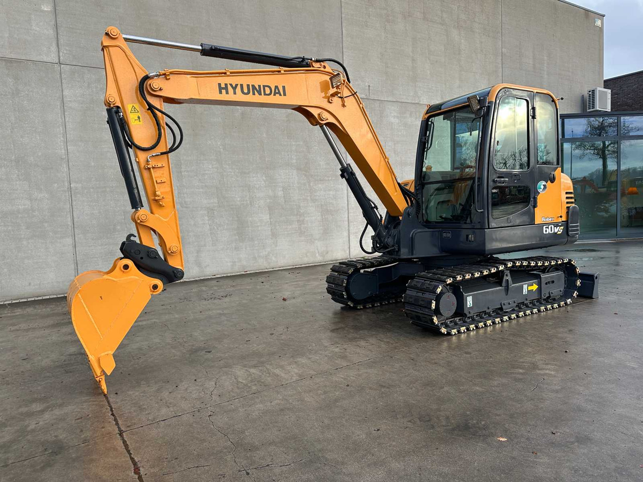 HYUNDAI - 2017 - R60V - MIDI EXCAVATOR - Excavator: picture 1 HYUNDAI - 2017 - R60V - MIDI EXCAVATOR - Excavator: picture 1