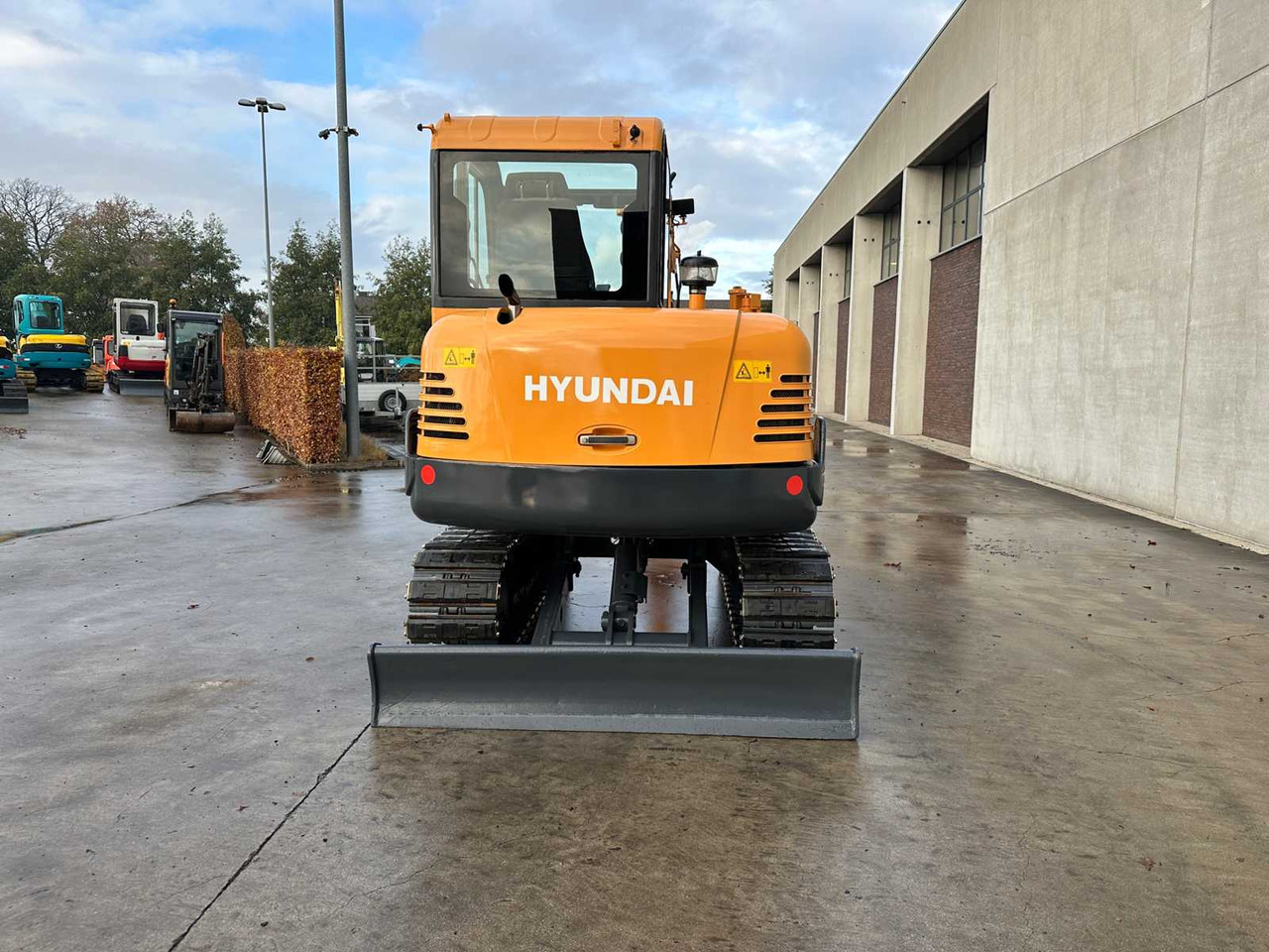 HYUNDAI - 2017 - R60V - MIDI EXCAVATOR - Excavator: picture 5 HYUNDAI - 2017 - R60V - MIDI EXCAVATOR - Excavator: picture 5