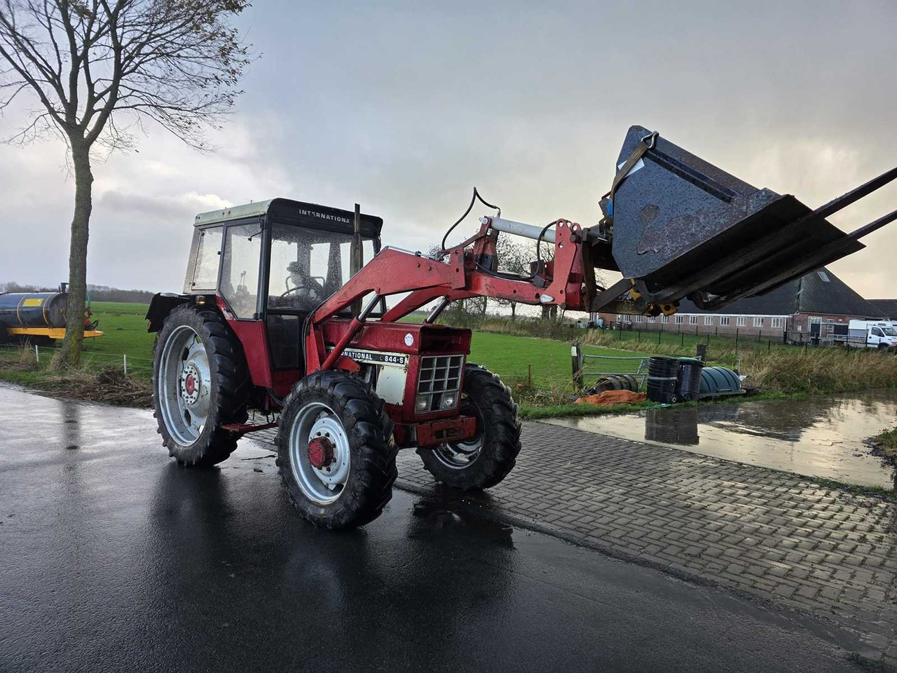 INTERNATIONAL 844-S ALL-WHEEL DRIVE FARM TRACTOR - Farm tractor: picture 2 INTERNATIONAL 844-S ALL-WHEEL DRIVE FARM TRACTOR - Farm tractor: picture 2