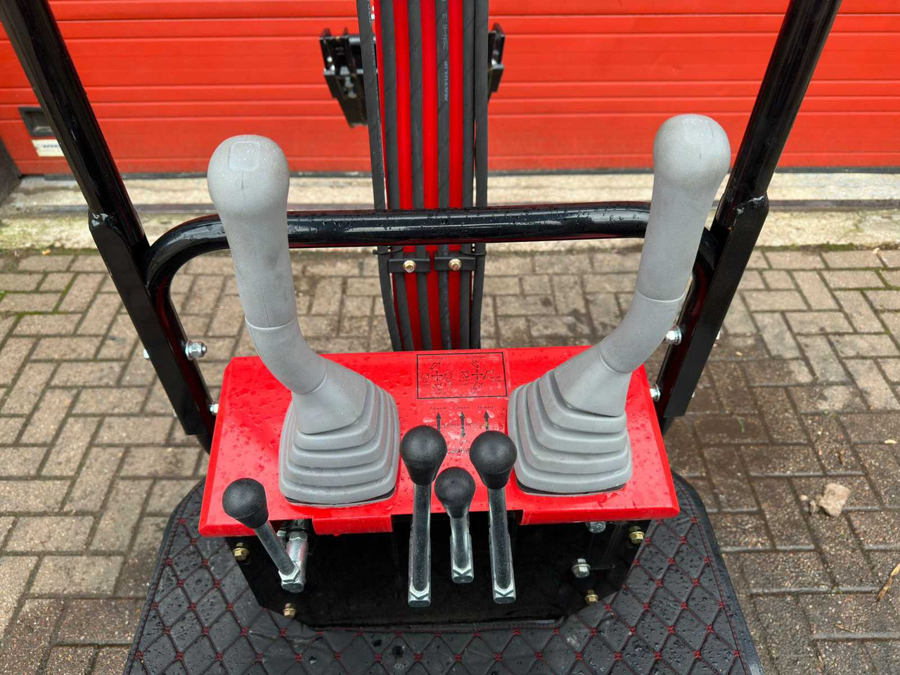 JPC HT12 - Mini excavator: picture 5 JPC HT12 - Mini excavator: picture 5