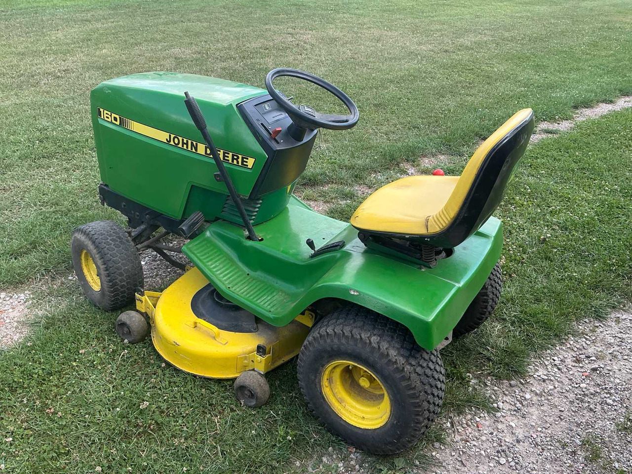 John Deere 160 - Garden mower: picture 3 John Deere 160 - Garden mower: picture 3