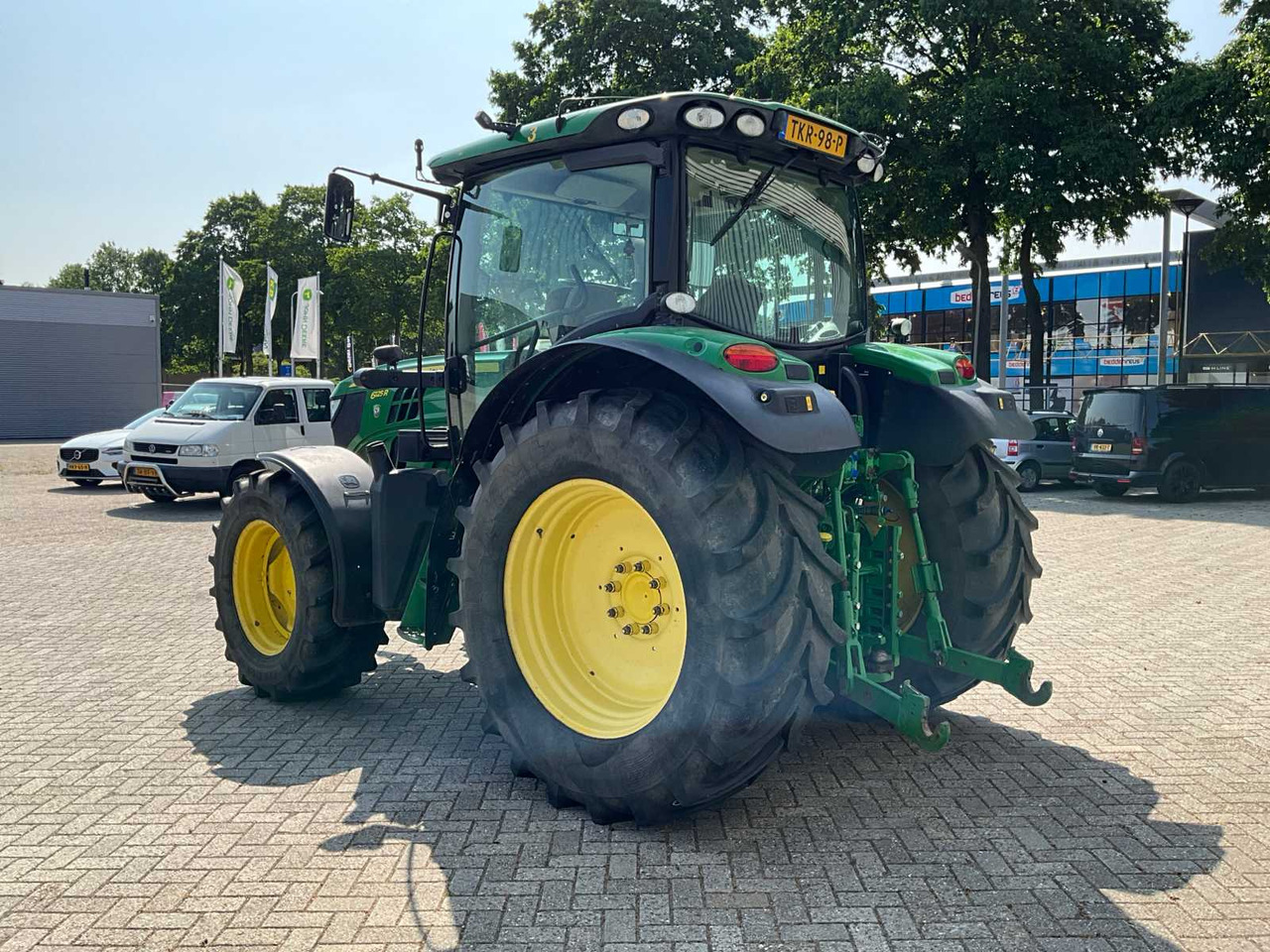 John Deere 6125R - Farm tractor: picture 4 John Deere 6125R - Farm tractor: picture 4