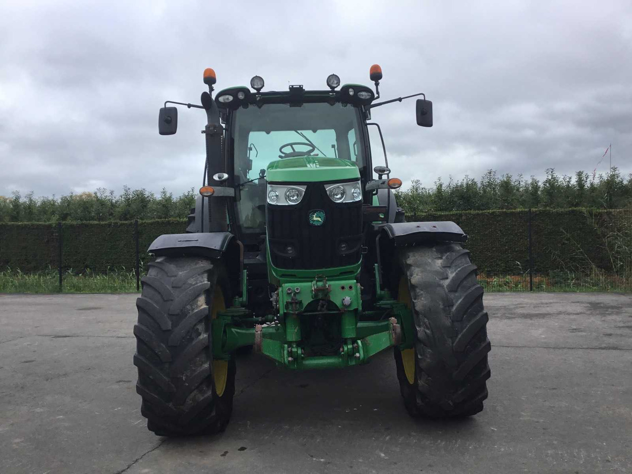 John Deere 6210R - Farm tractor: picture 3 John Deere 6210R - Farm tractor: picture 3