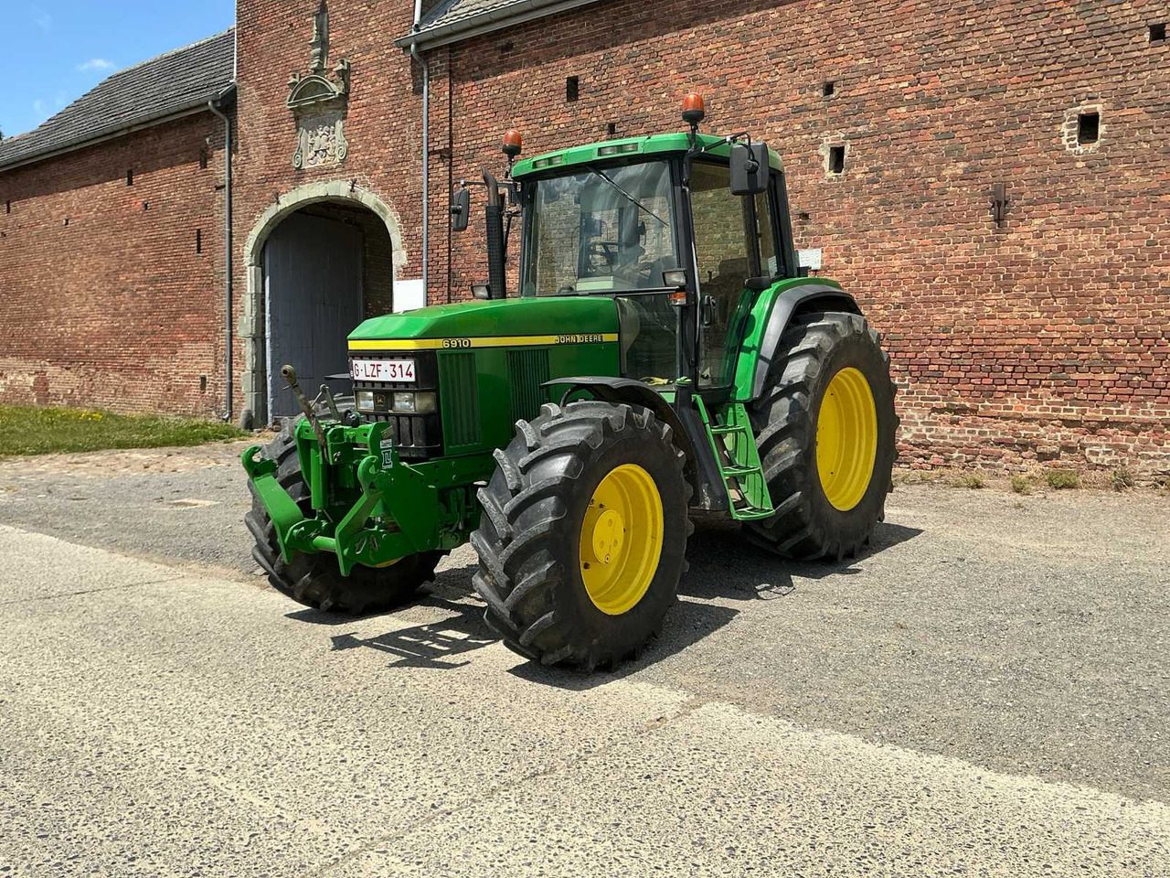 John Deere 6910 AS - Farm tractor: picture 1 John Deere 6910 AS - Farm tractor: picture 1
